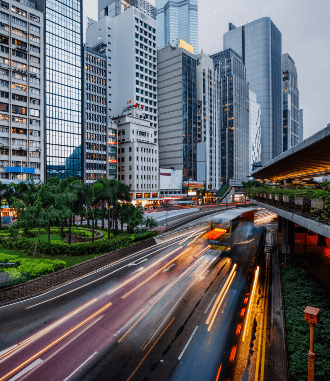 paisaje urbanita con luces de los coches a velocidad